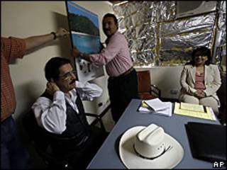 Zelaya con una de sus negociadores en la embajada de Brasil