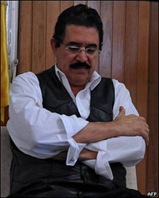 O presidente deposto de Honduras, Manuel Zelaya, refugiado na Embaixada brasileira em Tegucigalpa