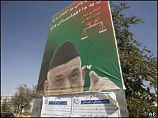Cartaz com Karzai no Afeganistão