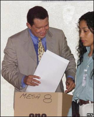 Hugo Chávez votando en la elección de 1998