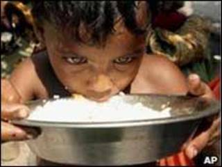 Niño comiendo arroz