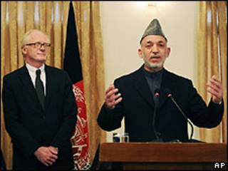 Hamid Karzai (derecha) al anunciar su decisión, 20 octubre 2009