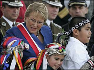 La presidente Michelle Bachelet junto a niños mapuches