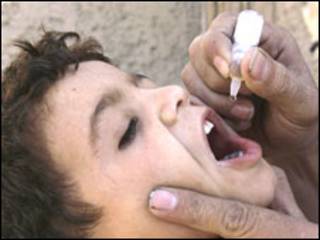 Anak Afganistan dalam program vaksin WHO
