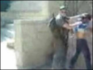 مقطع من فيديو اهانة الشرطة الاسرائيلية لفلسطينيين