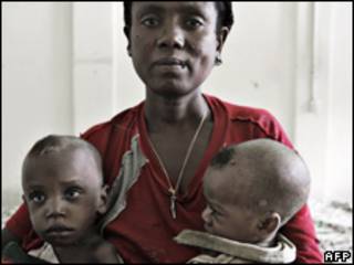 Mulher etíope com dois filhos subnutridos