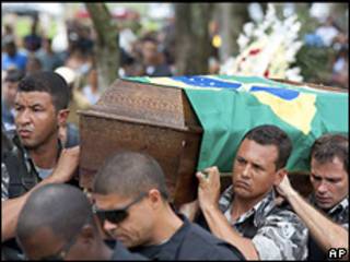 Policiais carregam caixão de colega morto em helicóptero abatido por traficantes