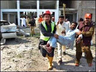 Ferido é resgatado de local de explosão em Peshawar