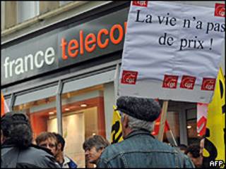 Sindicalistas protestam contra a France Télécom após onda de suicídio