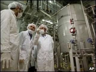 Ahmadinejad durante inspeção a instalação nuclear em 2008