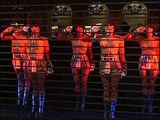 Mujeres actuando en clun nocturno