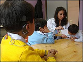 Niños ecuatorianos en terapia.