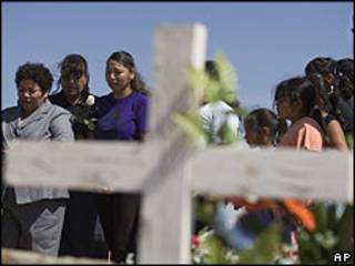 Entierro de una mujer en Ciudad Juárez