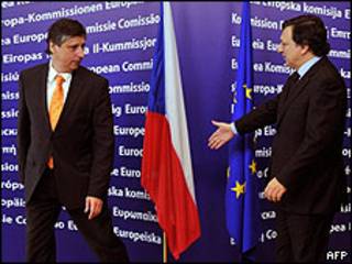 El comisionado europeo José Manuel Barroso tiende la mano al premier checo, Jan Fischer
