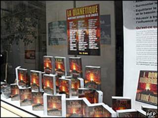 Una vidriera en París expone libros del fundador de la Cienciología, Ron Hubbard.