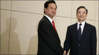 Hai thủ tướng Nguyễn Tấn Dũng và Ôn Gia Bảo tại Hải Nam tháng 4/2009
