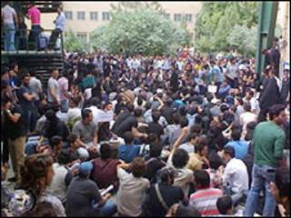 تجمع سه شنبه دانشگاه آزاد تهران واحد جنوب - عکس از گویا نیوز