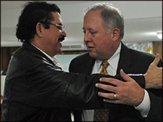 Manuel Zelaya (esquerda) e Tom Shannon
