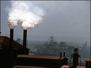 Fábrica lança gases poluentes
