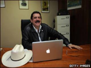O presidente deposto de Honduras, Manuel Zelaya, na embaixada brasileira em Tegucigalpa