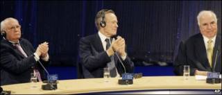 Mikhail Gorbachev (esq), George Bush e Helmut Kohl reunidos em Berlim
