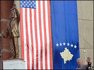 Bill Clinton durante a inauguração da estátua em Pristina