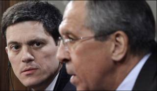 Ngoại trưởng Anh David Miliband (trái) và Ngoại trưởng Nga Sergei Lavrov