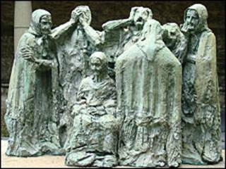 Escultura en homenaje a las plañideras de España. Foto: Arquidiócesis de Luanco, Asturias.