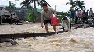 Người dân Bình Định dò dẫm tìm đường sau khi bão phá đường tàu, gây ngập lụt