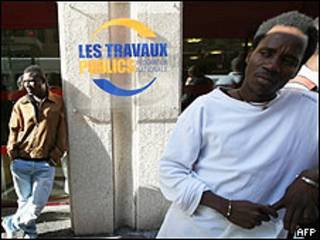 Inmigrantes desempleados frente a oficina de trabajo en París