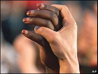 Pareja interracial en Francia. Foto de archivo