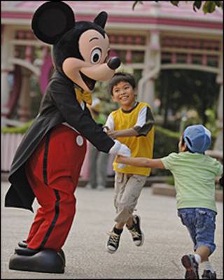 Mickey brinca com convidados na Disney de Hong Kong (foto: Hong Kong Disneyland Media Relations team)