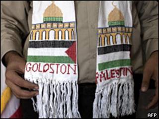 Bufanda con el nombre del jurista sudáfricano Richard Goldstone, en venta en una tienda en Gaza