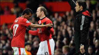 Rooney (giữa)