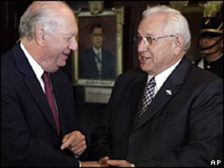 Ricardo Lagos (iz.) y Roberto Micheletti