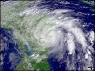 Imagen satelital del huracán Ida