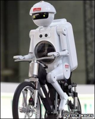 Robô japonês anda de bicicleta (arquivo)