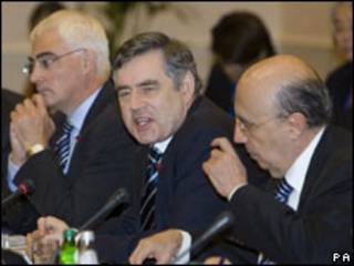 O ministro das Finanças britânico, Alistair Darling, o primeiro-ministro Gordon Brown e o presidente do Banco Central do Brasil, Henrique Meirelles, na reunião do G20 na Escócia