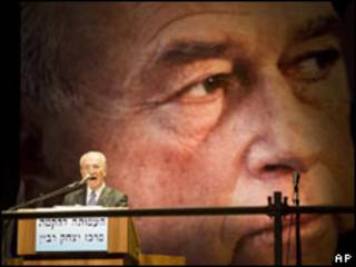 O presidente de Israel, Shimon Peres, em um discurso para marcar o 14º aniversário do assassinato do primeiro-ministro Yitzhak Rabin
