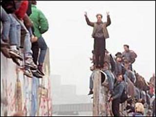 محتفلون بسقوط الجدار