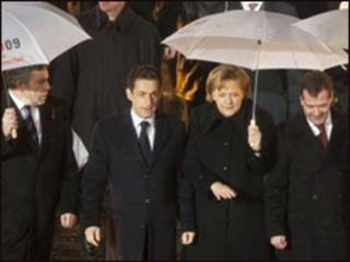 Da esrda para a direita: Gordon Brown, Nicolas Sarkozy, Angela Merkel e Dmitry Medvedev