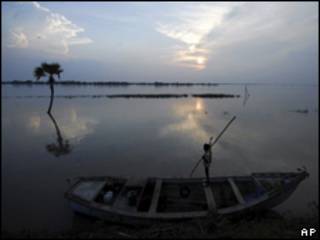 Indígena en una canoa (foto archivo)