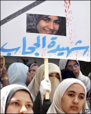Manifestação no Egito em que Marwa Sherbini foi aclamada como mártir