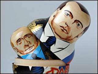 Muñecas rusas con los rostros de Putin y Medvedev