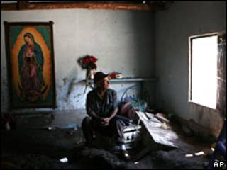Un hombre mira su casa dañada por las inundaciones en El Salvador