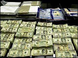 Dinero y droga incautados. Foto de archivo.