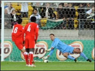 اللاعب البحريني سيد عدنان يضيع ضربة جزاء