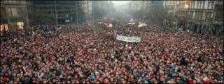 Concentración del 21 de noviembre de 1989 en la Plaza Wenceslao, en Praga