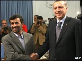 o presidente do Irã, Mahmoud Ahmadinejad, e o primeiro-ministro turco, Recep Tayyip Erdogan.