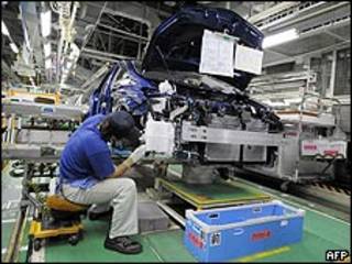 Trabajador japonés en una fábrica de Toyota. Archivo